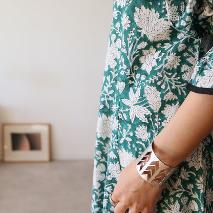 すっきりシルエットの裾揺れフレアワンピース 【green × white flower】