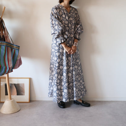 すっきりシルエットの裾揺れフレアワンピース【navy】