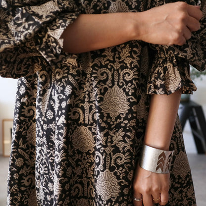 すっきりシルエットの裾揺れフレアワンピース 【black bell】