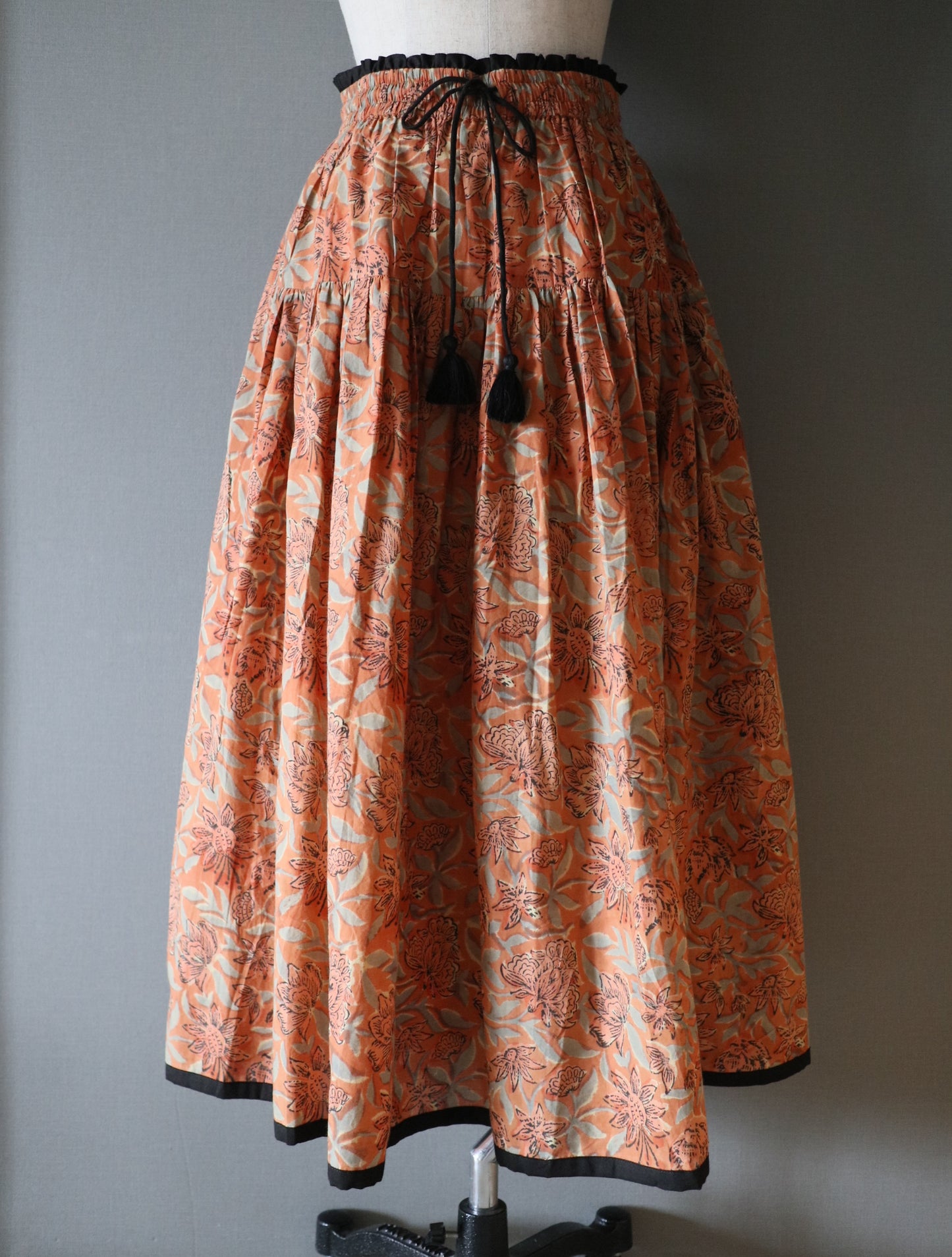 しなやかボリュームのティアードスカート -kusumi orange-