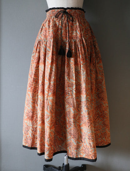 しなやかボリュームのティアードスカート -kusumi orange-