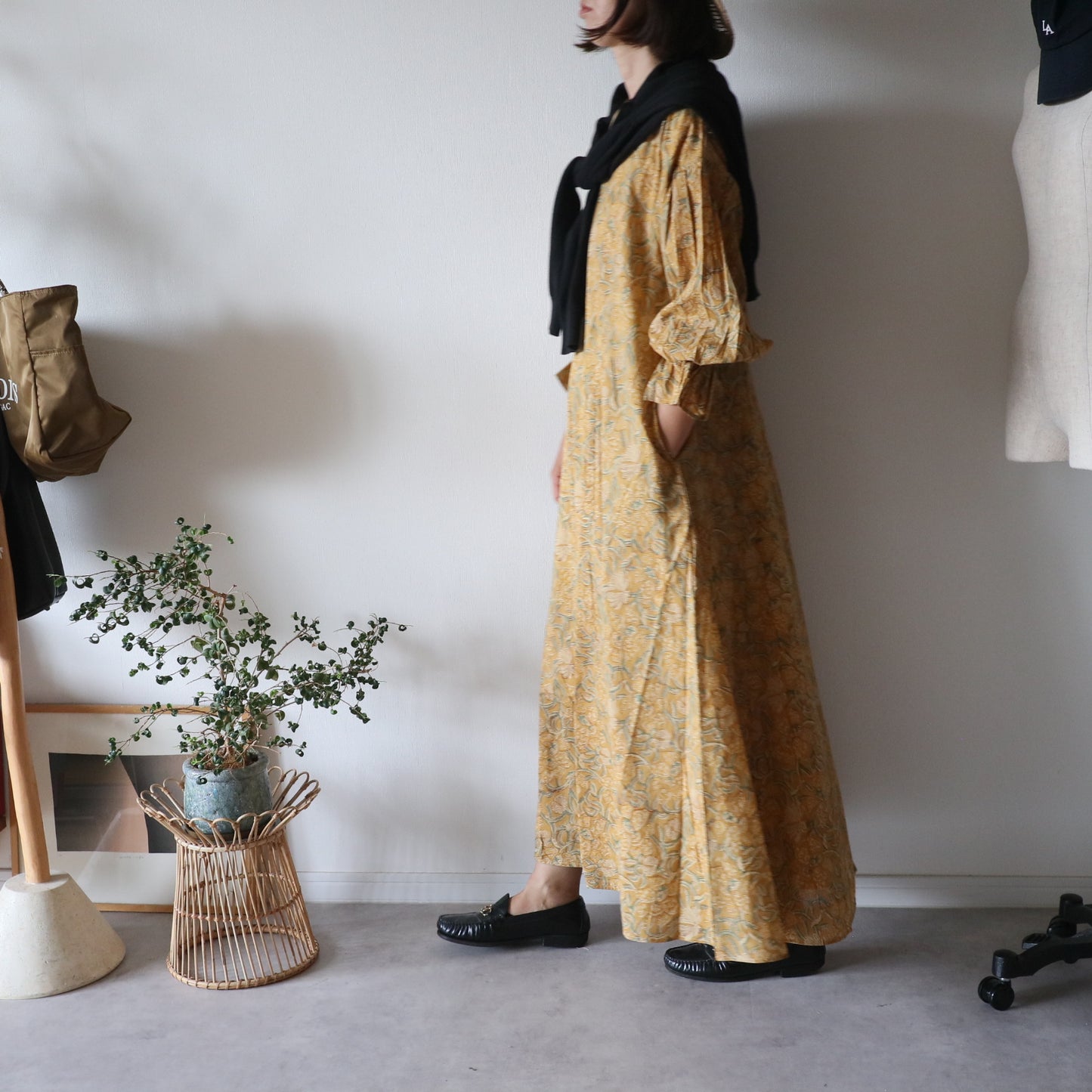 すっきりシルエットの裾揺れフレアワンピース 【mustard】
