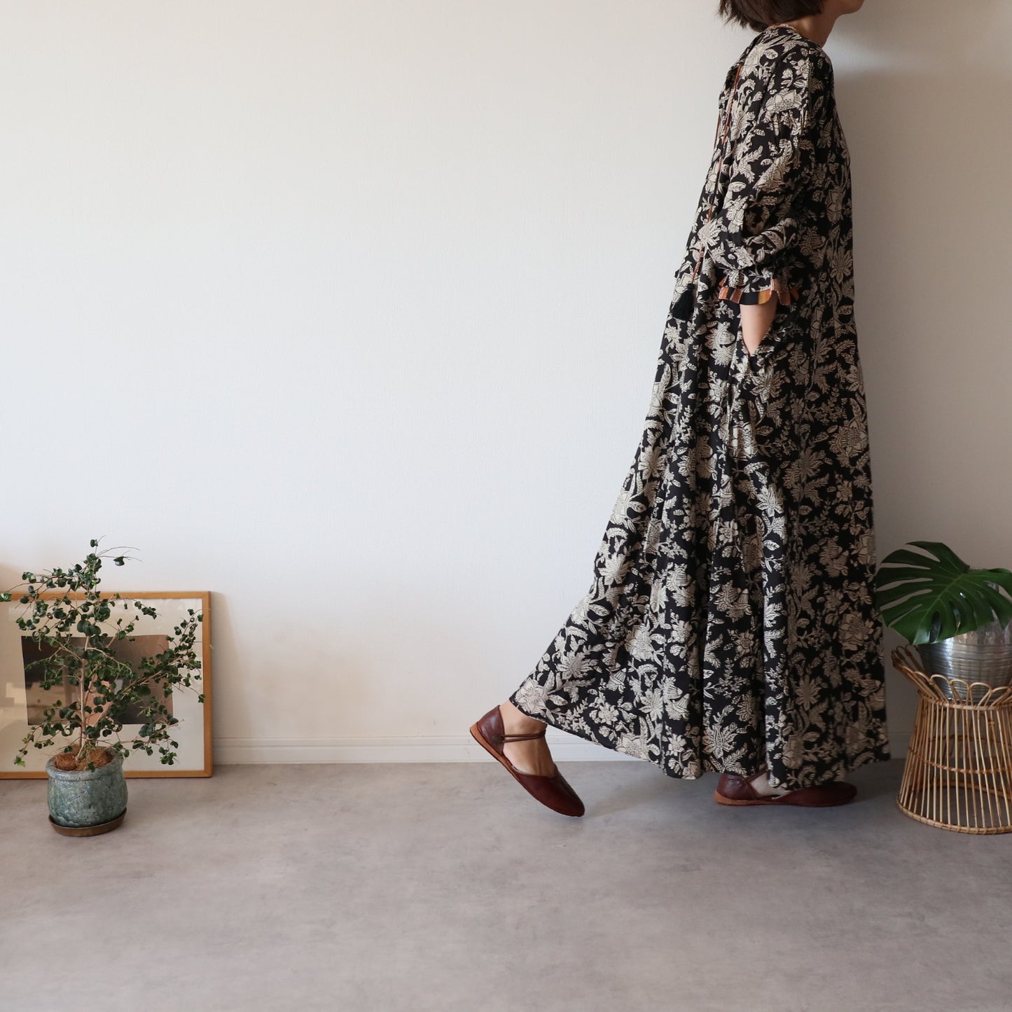 すっきりシルエットの裾揺れフレアワンピース【black】