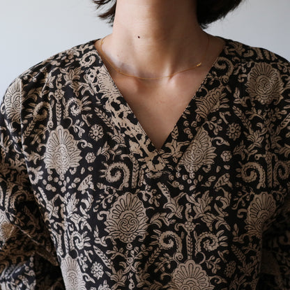 すっきりシルエットの裾揺れフレアワンピース 【black bell】