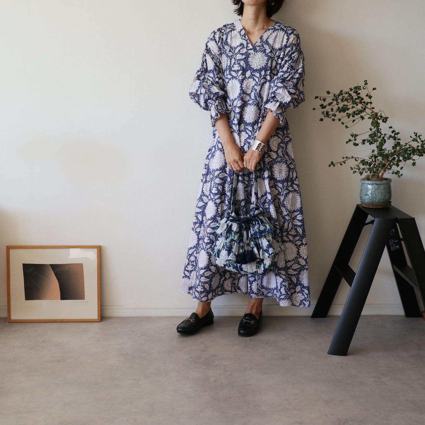 すっきりシルエットの裾揺れフレアワンピース 【blue × white flower】
