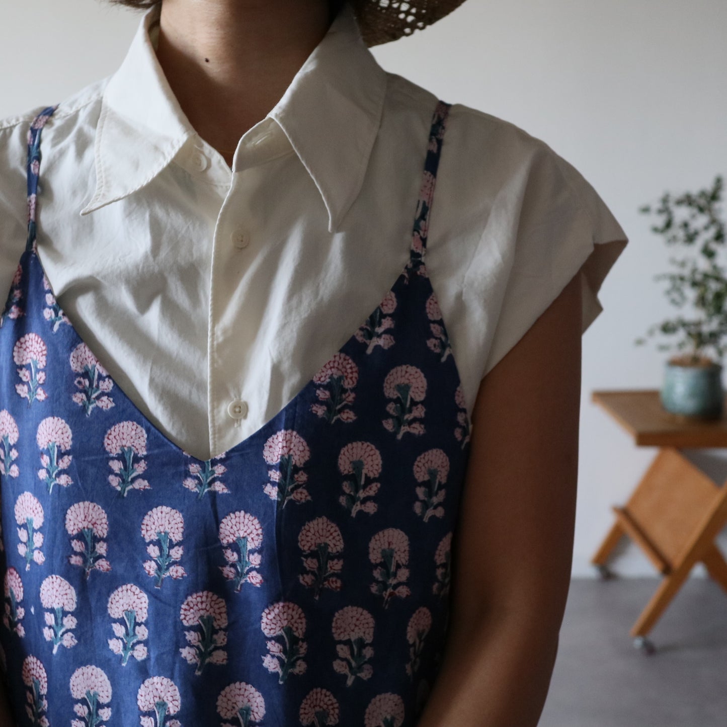 すっきりシルエットの裾ゆれフレアキャミワンピース【blue】ゴム無し