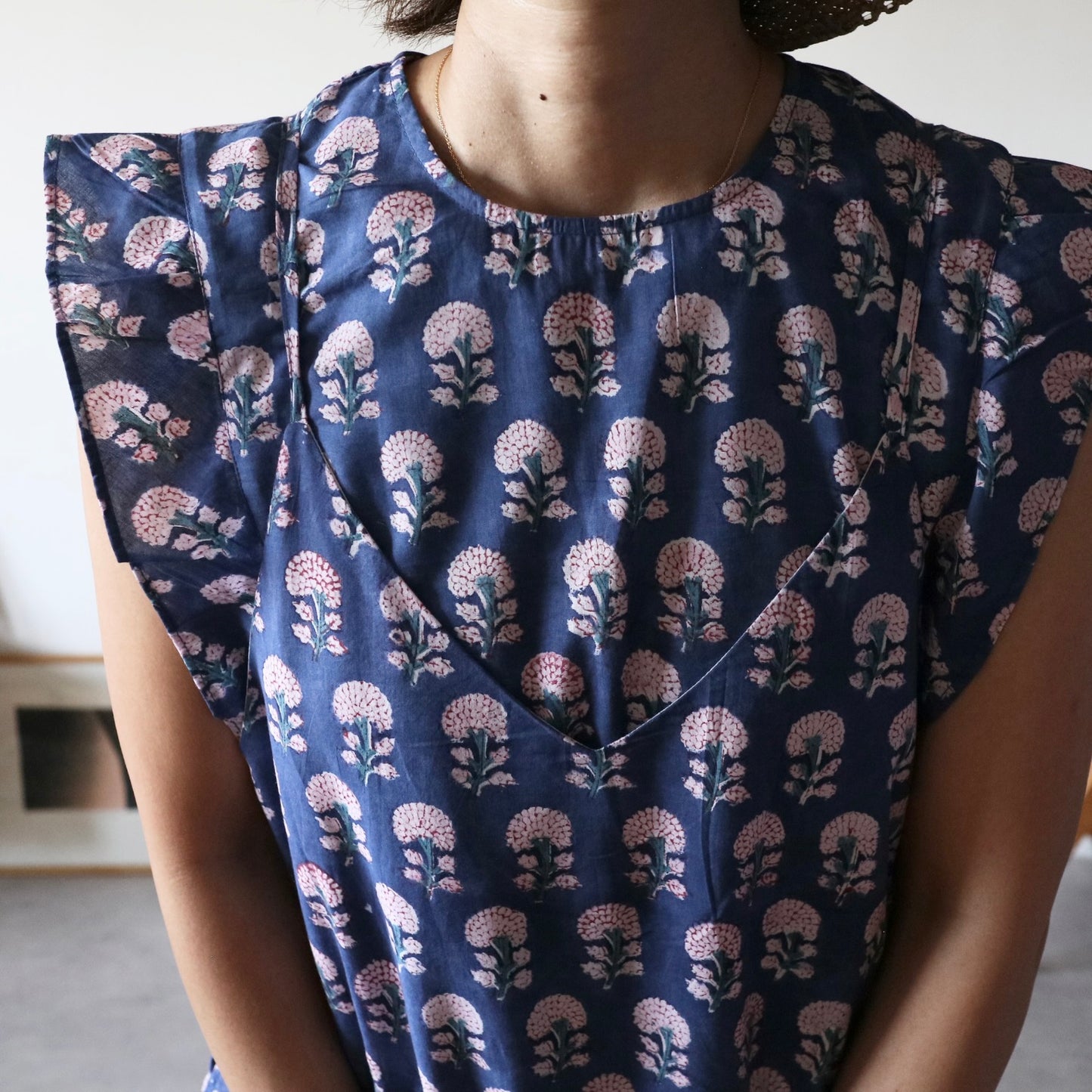 すっきりシルエットの裾ゆれフレアキャミワンピース【blue】ゴム無し