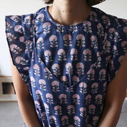 すっきりシルエットの裾ゆれフレアキャミワンピース【blue】ゴム無し