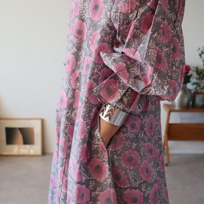 すっきりシルエットの裾揺れフレアワンピース【pink purple】