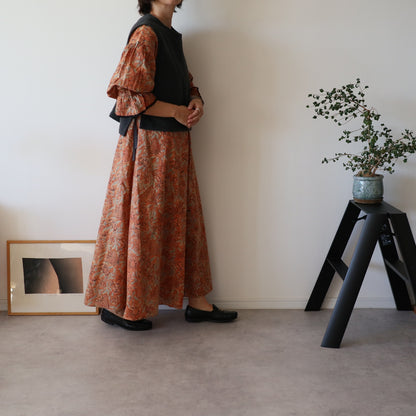 すっきりシルエットの裾揺れフレアワンピース 【kusumi orange】