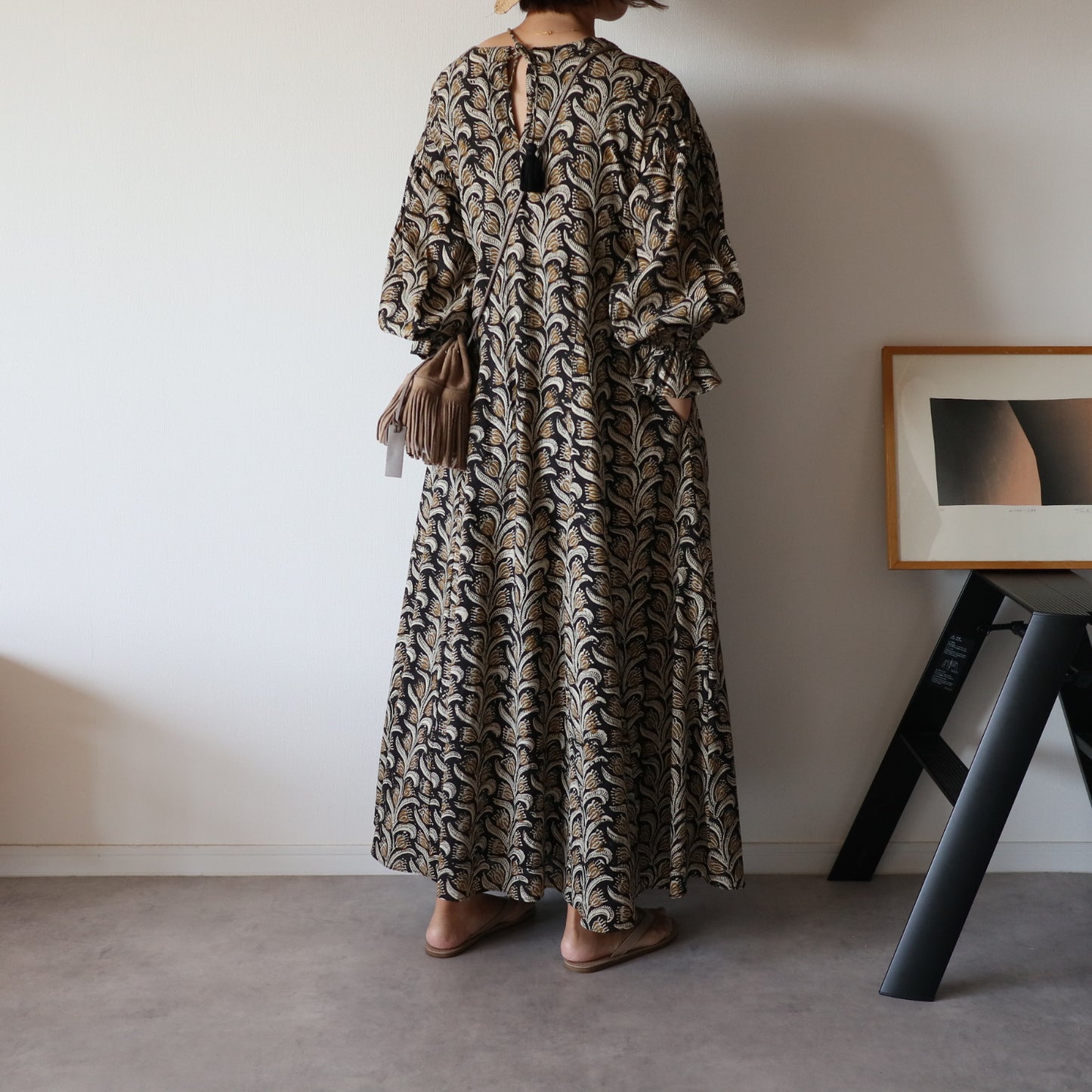 すっきりシルエットの裾揺れフレアワンピース【black＆brown】