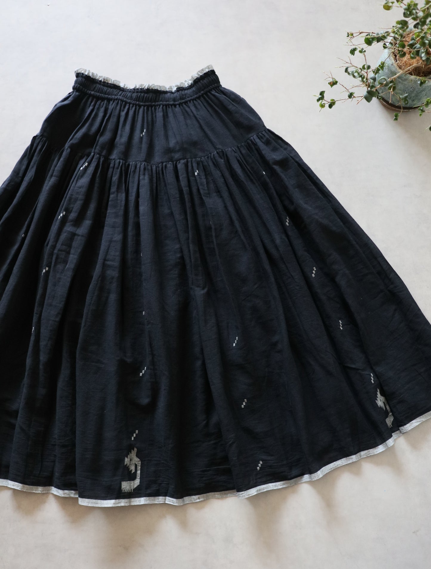 手織りジャムダニ綿の風纏うボリュームスカート【black】