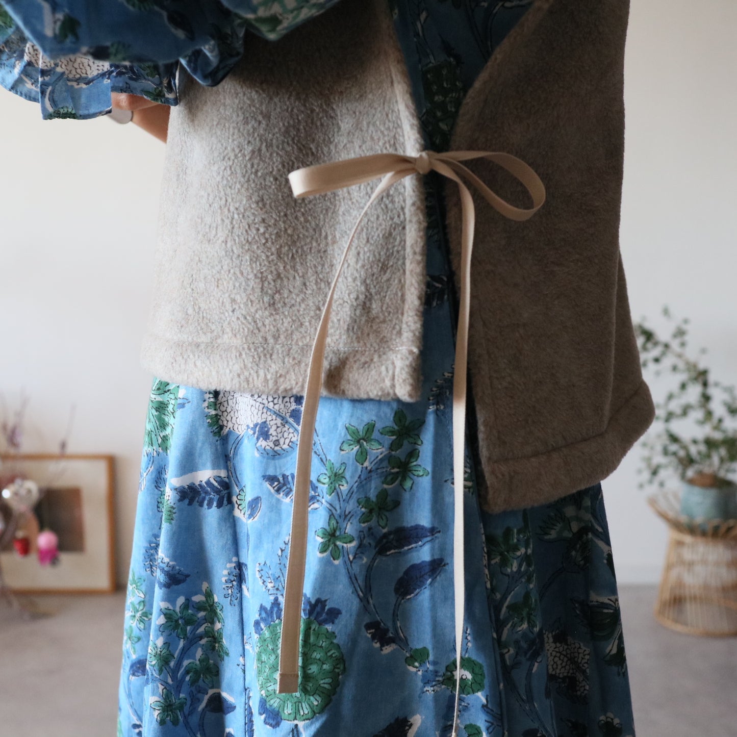 ふんわりあたたか side ribbon vest【moku brown】