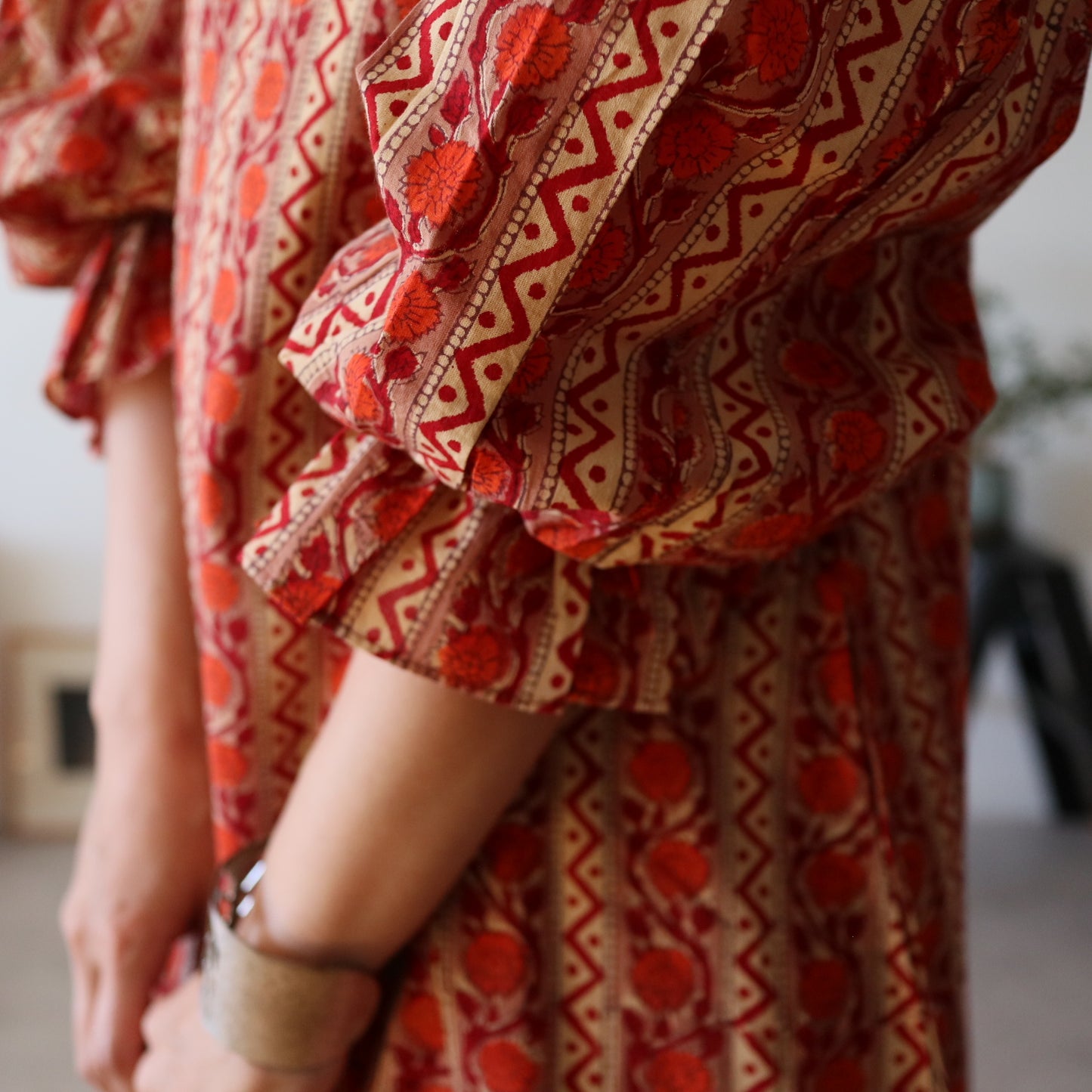 すっきりシルエットの裾揺れフレアワンピース 【red】