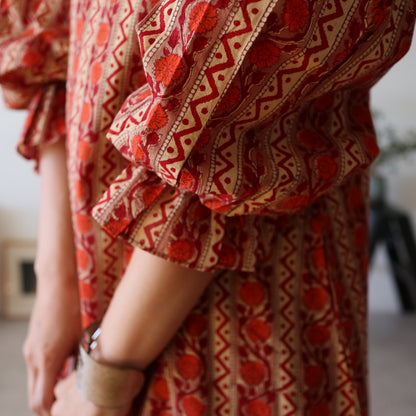 すっきりシルエットの裾揺れフレアワンピース 【red】