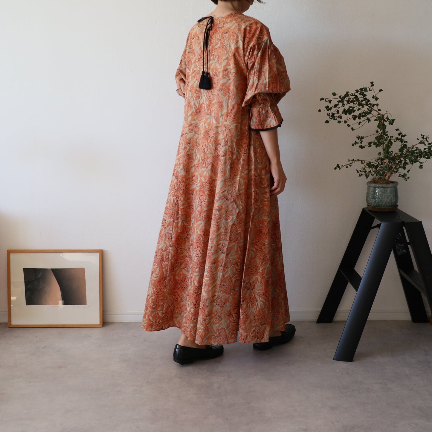 すっきりシルエットの裾揺れフレアワンピース 【kusumi orange】