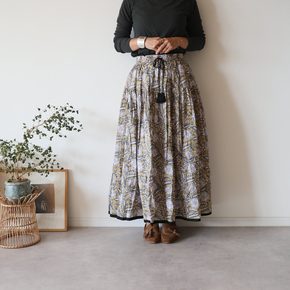 しなやかボリュームのティアードスカート -brown × navy-