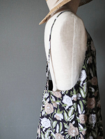 《即納》すっきりシルエットの裾ゆれフレアキャミワンピース【navy flower】