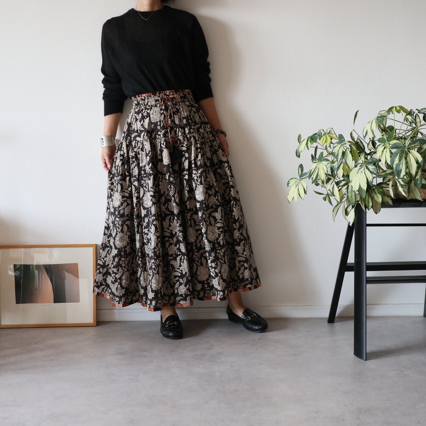 しなやかボリュームのティアードスカート -black＆brown stripe-