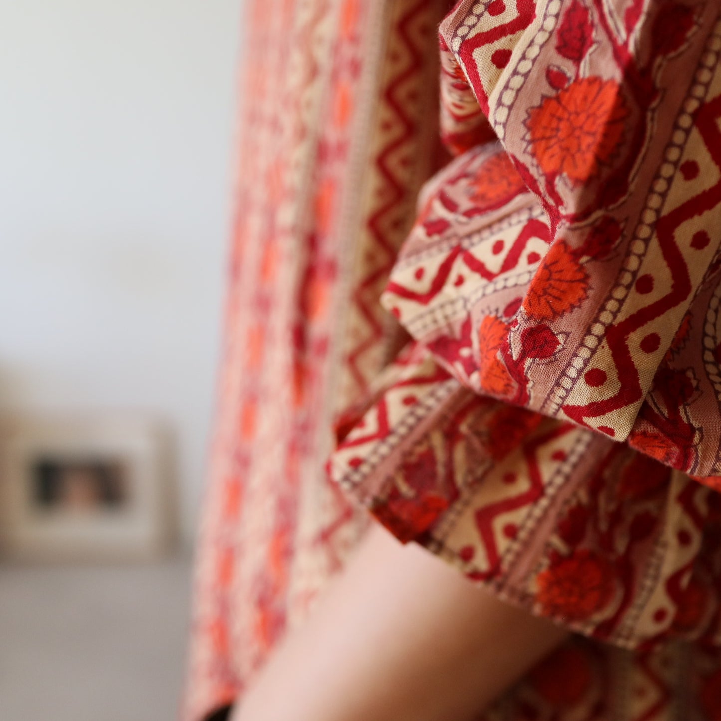 すっきりシルエットの裾揺れフレアワンピース 【red】