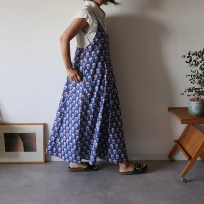 すっきりシルエットの裾ゆれフレアキャミワンピース【blue】ゴム無し