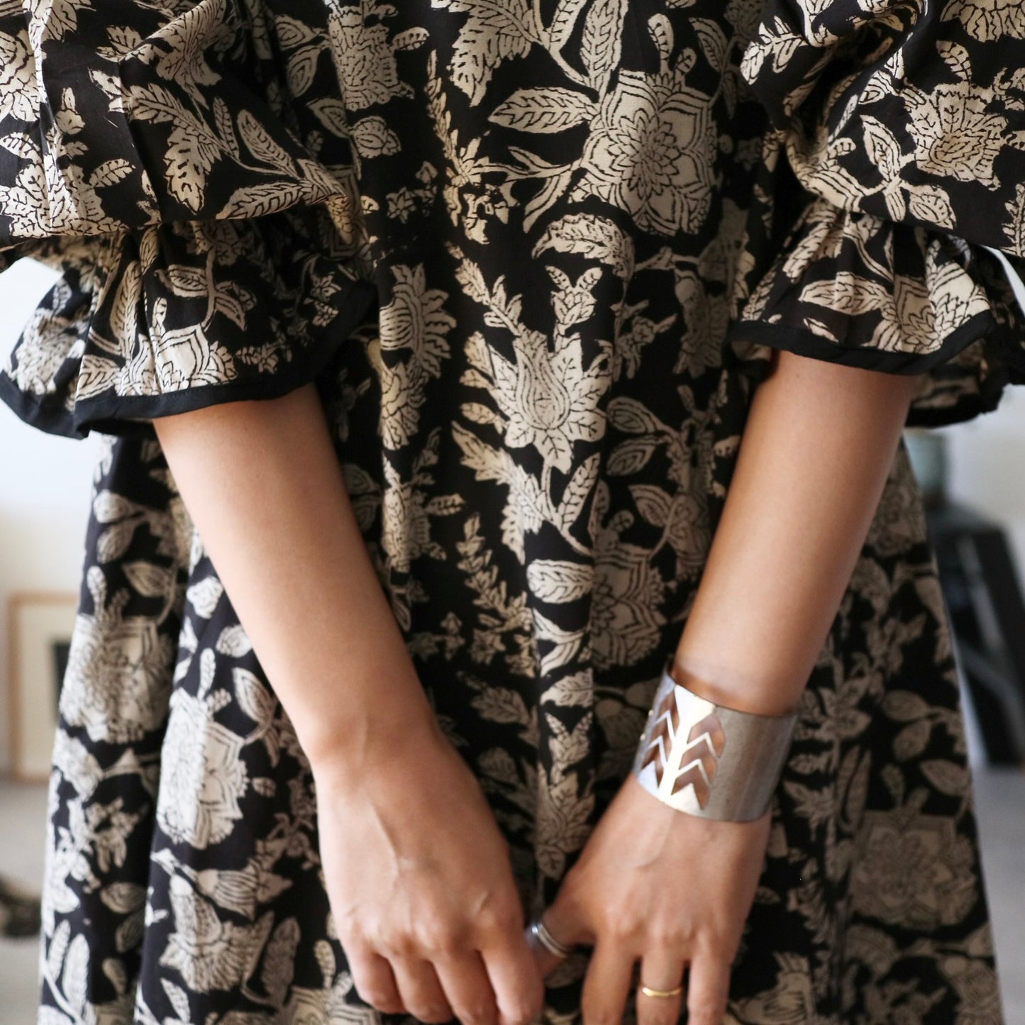 すっきりシルエットの裾揺れフレアワンピース 【black tassel】