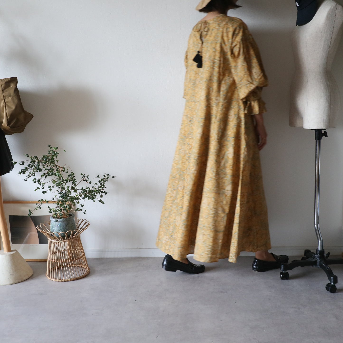 すっきりシルエットの裾揺れフレアワンピース 【mustard】