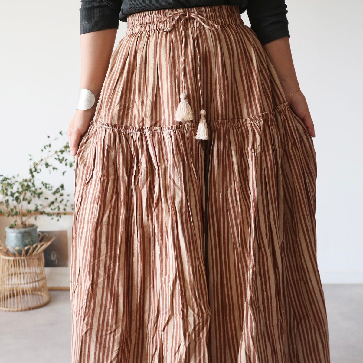 しなやかボリュームのティアードスカート -brown stripe-
