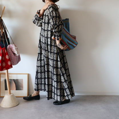 すっきりシルエットの裾揺れフレアワンピース【black】