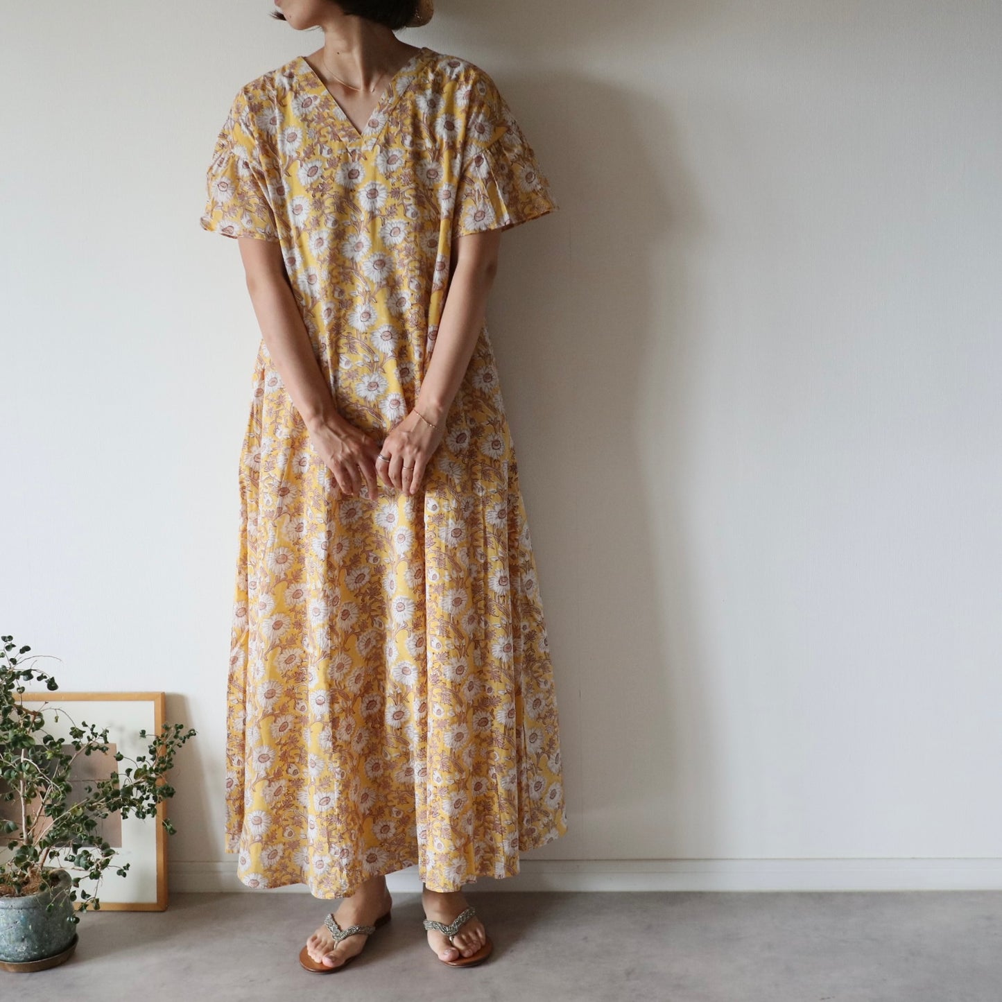 すっきりシルエットの裾揺れフレアワンピース-半袖type- 【Yellow】