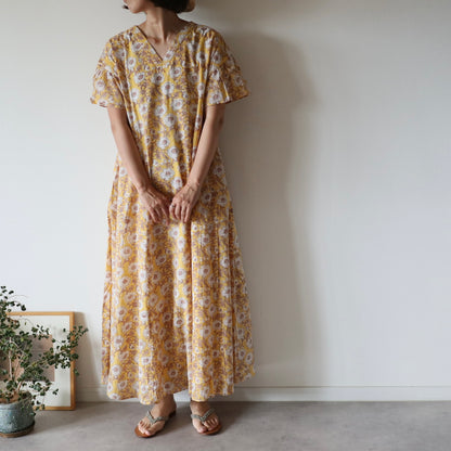 すっきりシルエットの裾揺れフレアワンピース-半袖type- 【Yellow】