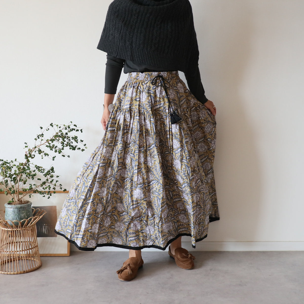 しなやかボリュームのティアードスカート -brown × navy-