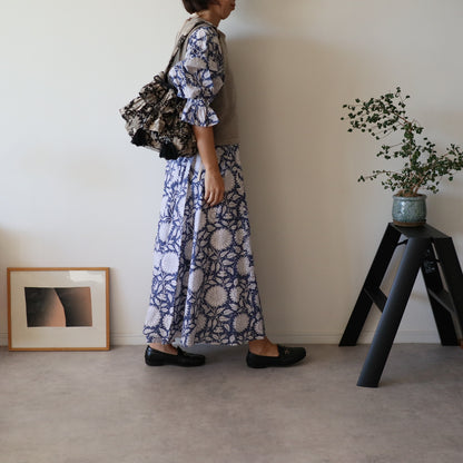 すっきりシルエットの裾揺れフレアワンピース 【blue × white flower】