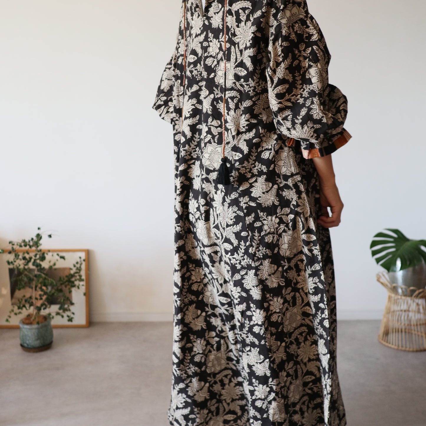 すっきりシルエットの裾揺れフレアワンピース【black】