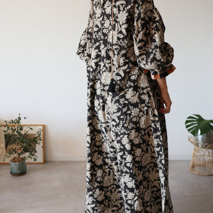 すっきりシルエットの裾揺れフレアワンピース【black】