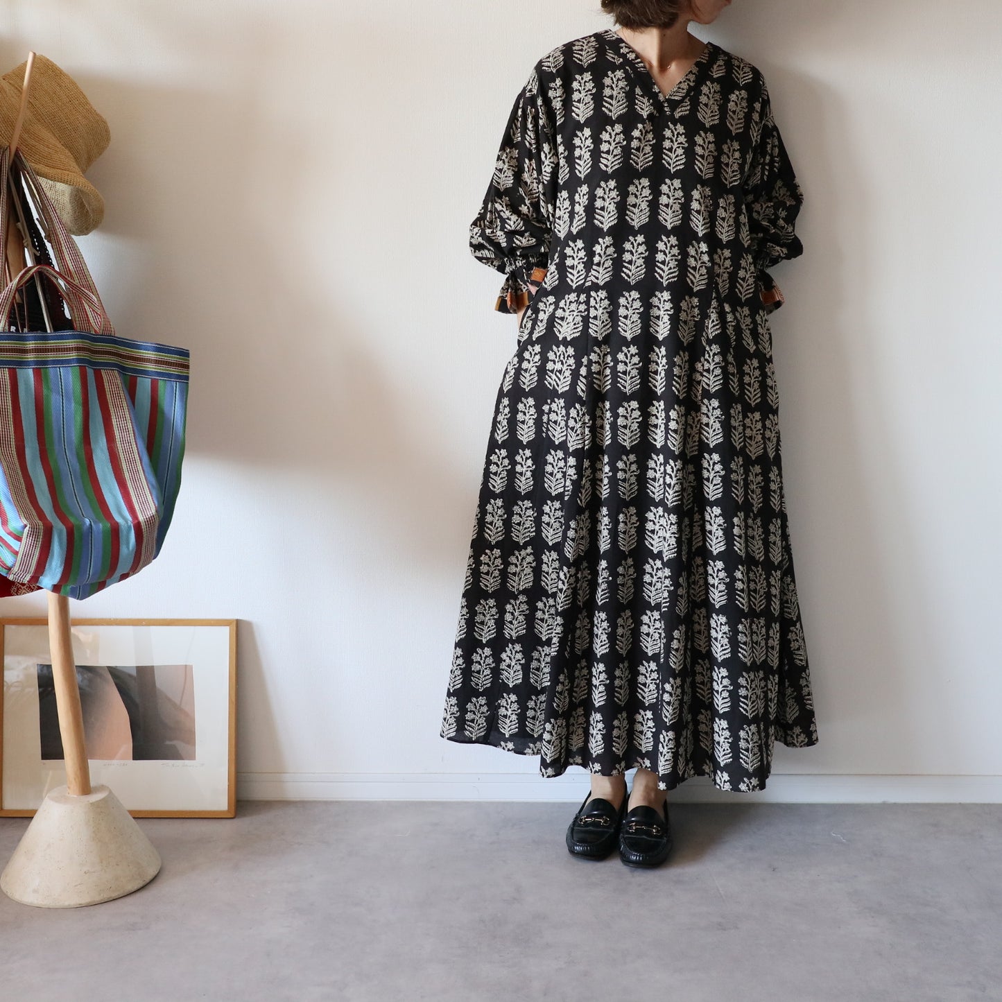 すっきりシルエットの裾揺れフレアワンピース【black】