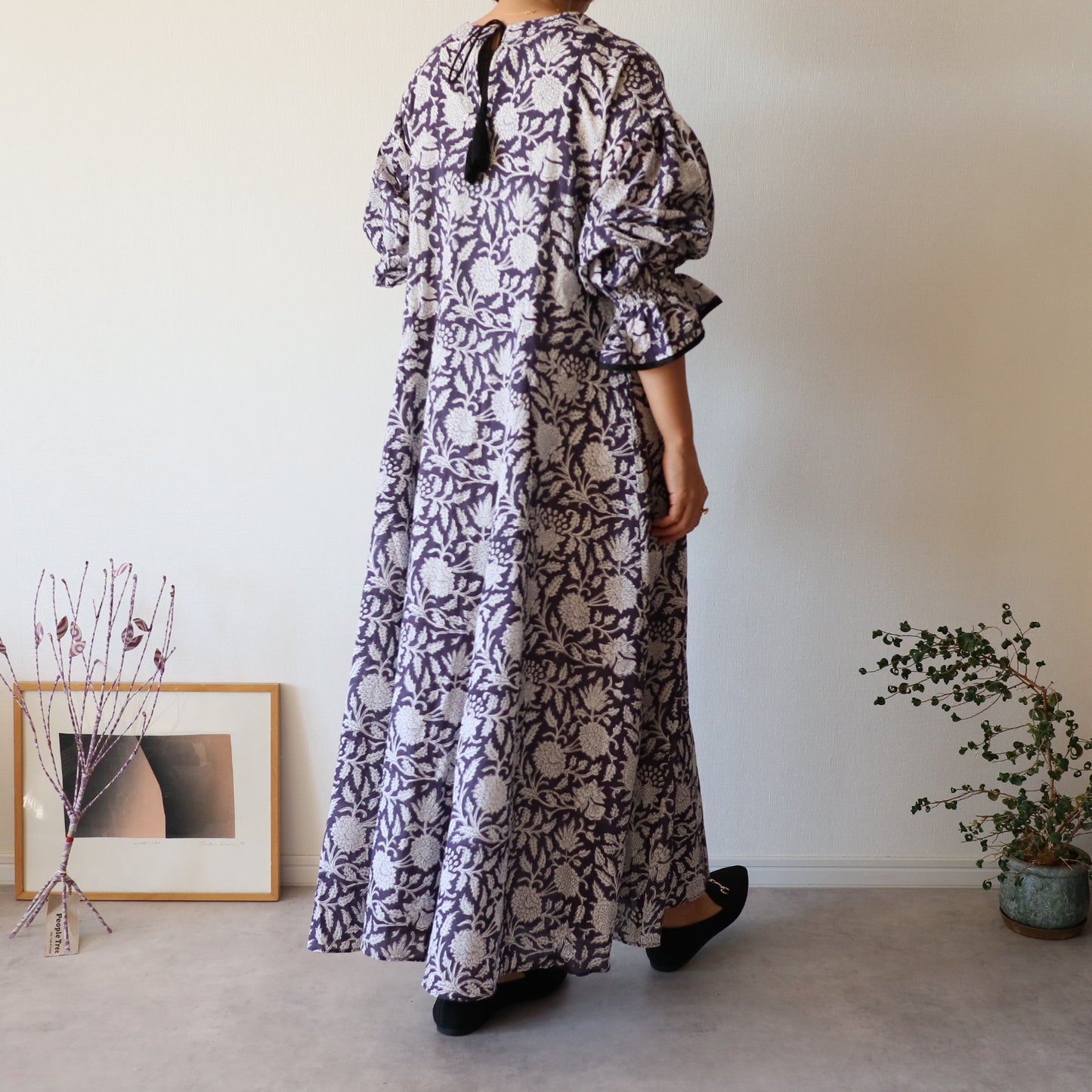 すっきりシルエットの裾揺れフレアワンピース 【smoky navy タッセルver.】