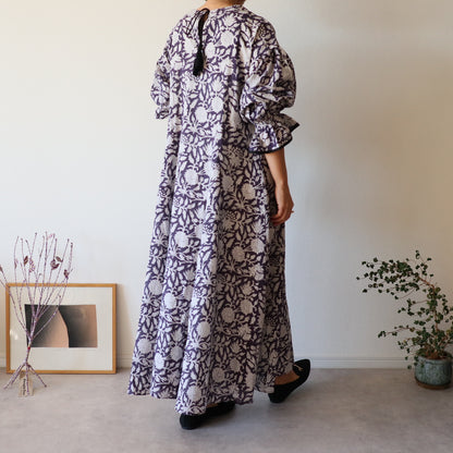 すっきりシルエットの裾揺れフレアワンピース 【smoky navy タッセルver.】