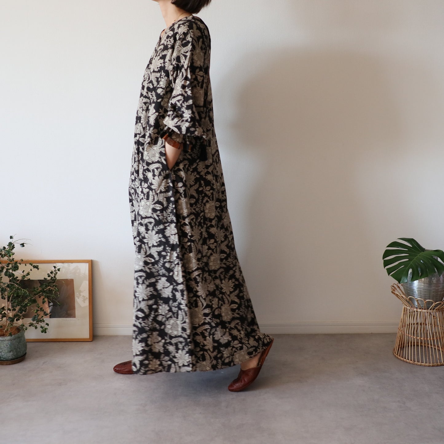 すっきりシルエットの裾揺れフレアワンピース【black】