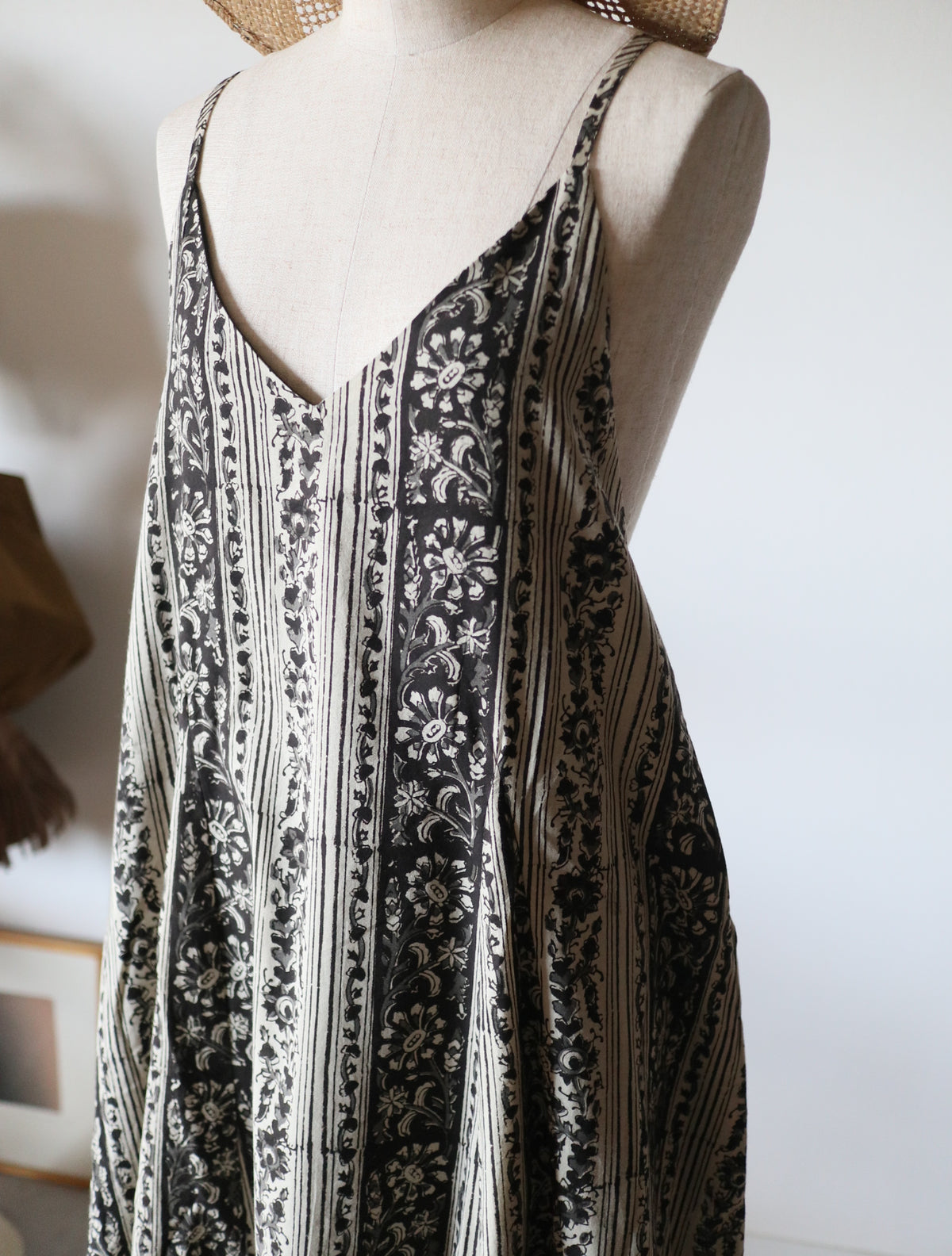 【即納・受注】すっきりシルエットの裾ゆれフレアキャミワンピース【black flower stripe】