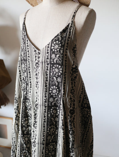 【即納・受注】すっきりシルエットの裾ゆれフレアキャミワンピース【black flower stripe】