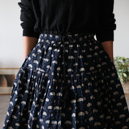 しなやかボリュームのティアードスカート -navy-