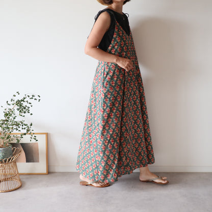 すっきりシルエットの裾ゆれフレアキャミワンピース【forest green】