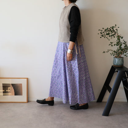 すっきりシルエットの裾ゆれフレアキャミワンピース【purple】