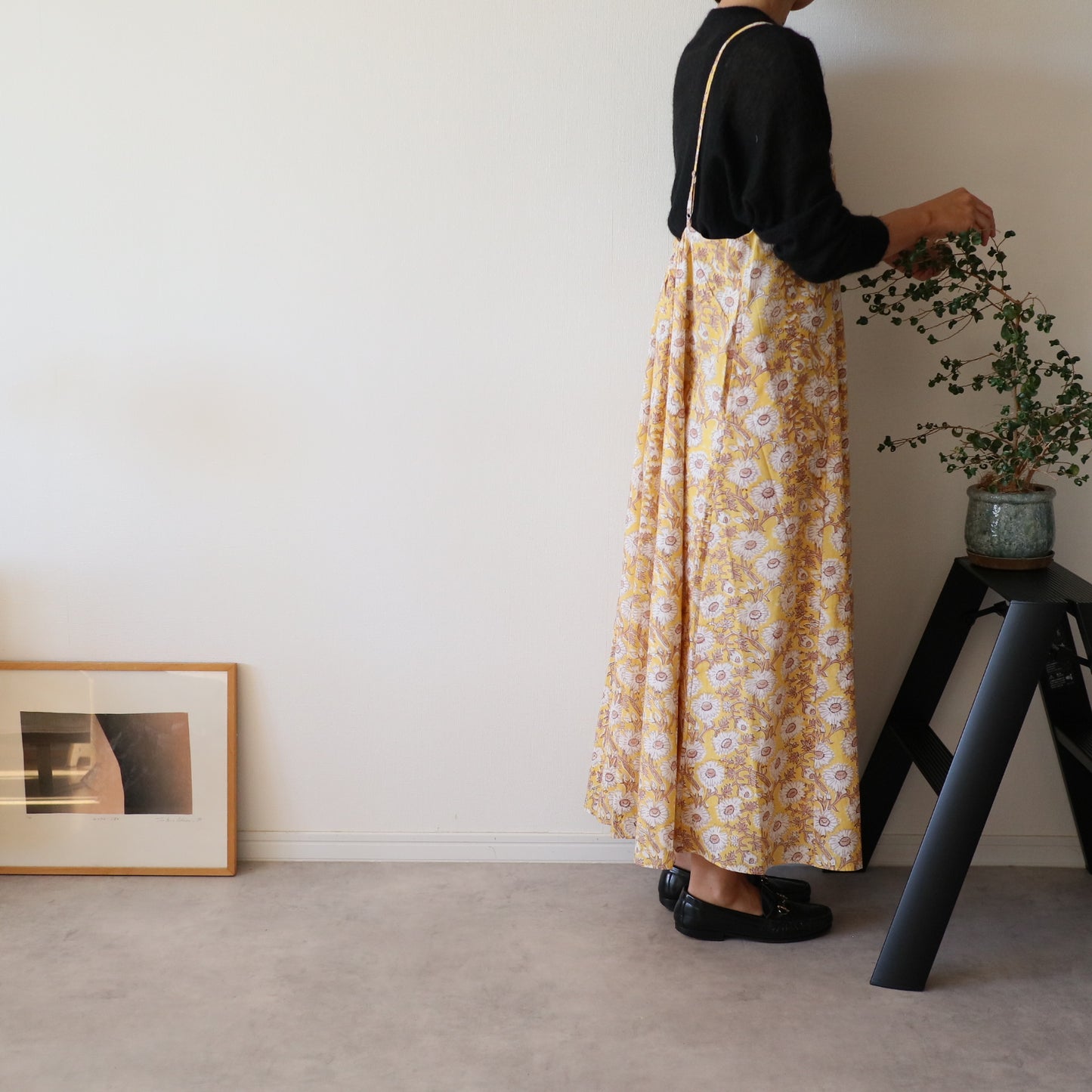 すっきりシルエットの裾ゆれフレアキャミワンピース【Yellow】