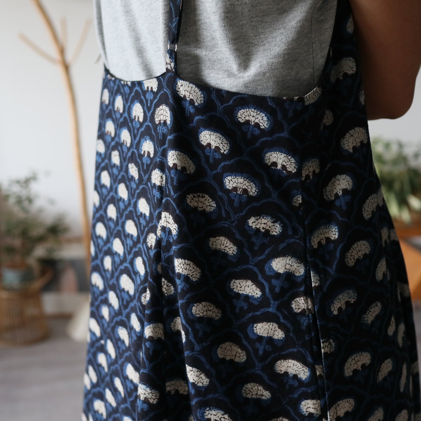 《即納》裾ゆれフレアキャミワンピース【deep navy】