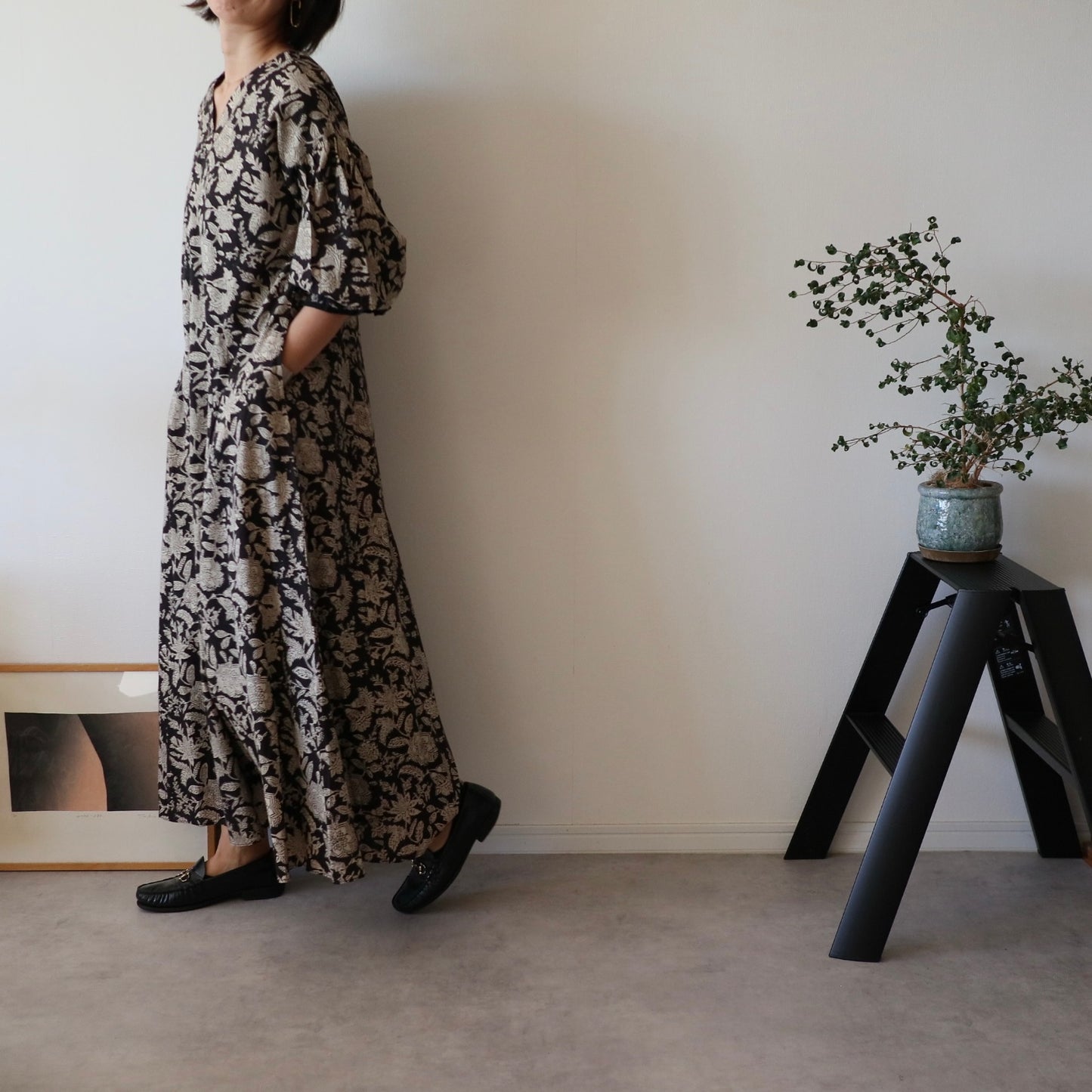 すっきりシルエットの裾揺れフレアワンピース 【black tassel】