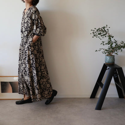 すっきりシルエットの裾揺れフレアワンピース 【black tassel】