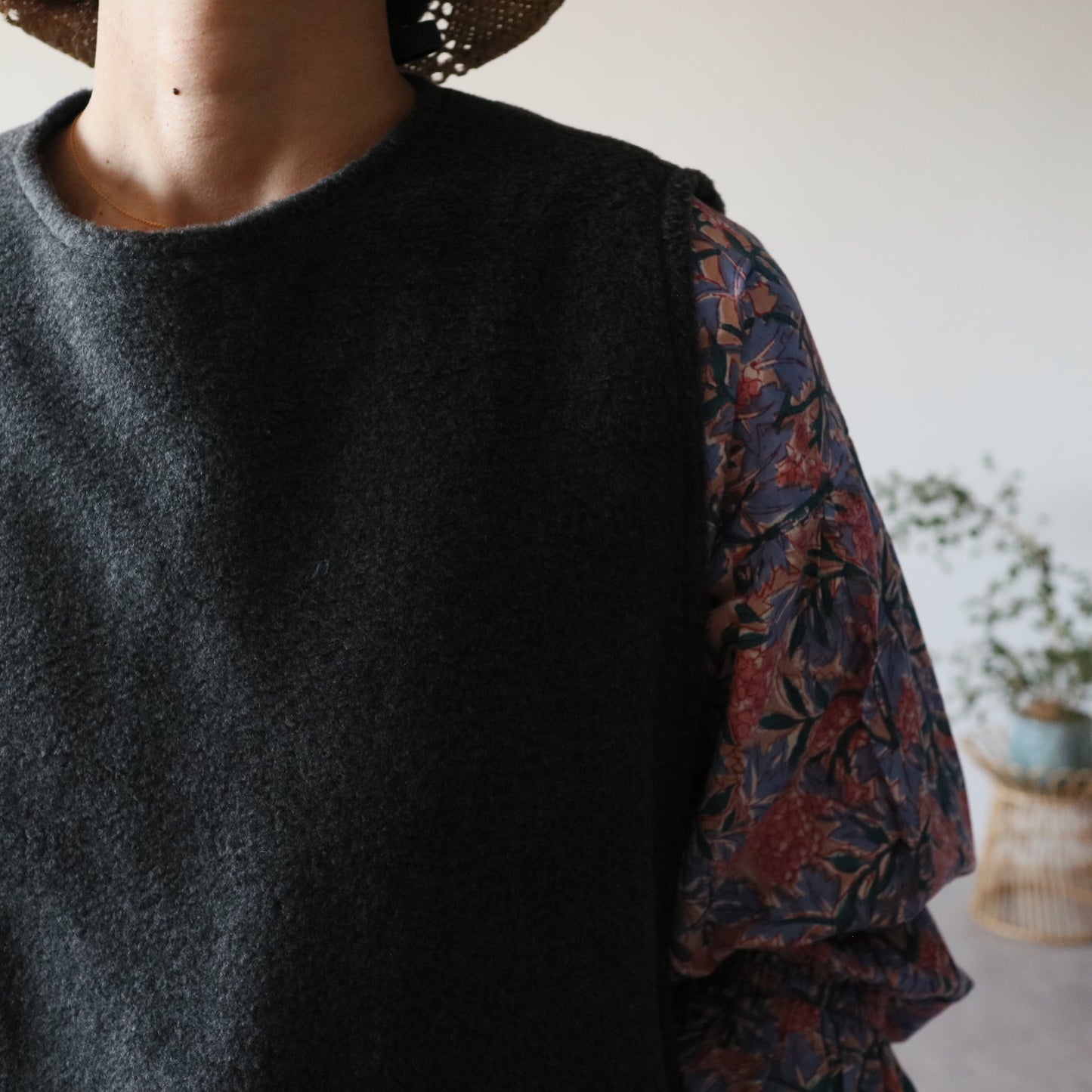 ふんわりあたたか side ribbon vest【charcoal】