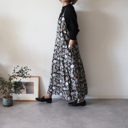 《即納》すっきりシルエットの裾ゆれフレアキャミワンピース【navy flower】